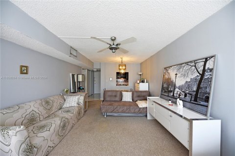 Condo in Sunny Isles Beach, Florida, 1 bedroom  № 1372414 - photo 10