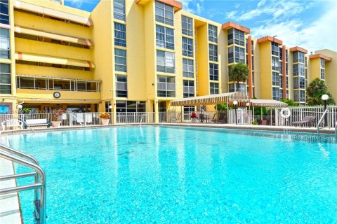 Condo in Sunny Isles Beach, Florida, 1 bedroom  № 1372414 - photo 1