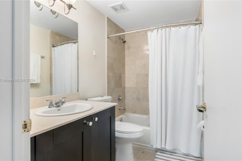 Copropriété à louer à Coral Gables, Floride: 2 chambres, 104.52 m2 № 1372376 - photo 13