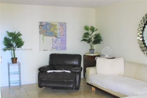 Condominio en venta en North Bay Village, Florida, 1 dormitorio, 60.67 m2 № 947626 - foto 3