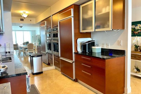 Condo in Hallandale Beach, Florida, 3 bedrooms  № 1345038 - photo 9