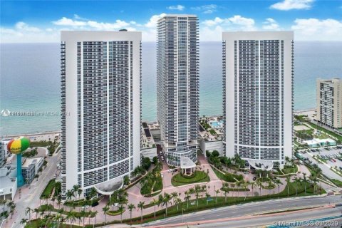 Condo in Hallandale Beach, Florida, 3 bedrooms  № 1345038 - photo 2