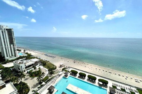 Condo in Hallandale Beach, Florida, 3 bedrooms  № 1345038 - photo 1