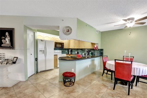 Condominio en venta en Pembroke Pines, Florida, 1 dormitorio, 98.1 m2 № 974500 - foto 1