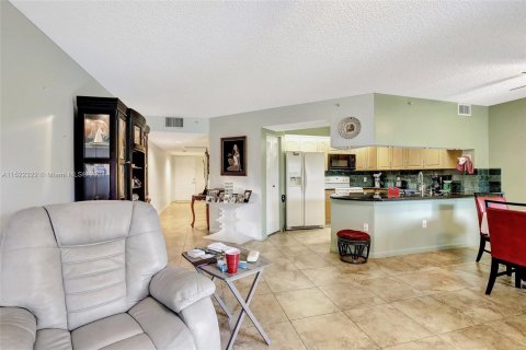 Condominio en venta en Pembroke Pines, Florida, 1 dormitorio, 98.1 m2 № 974500 - foto 2