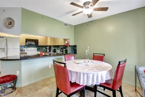 Condominio en venta en Pembroke Pines, Florida, 1 dormitorio, 98.1 m2 № 974500 - foto 3