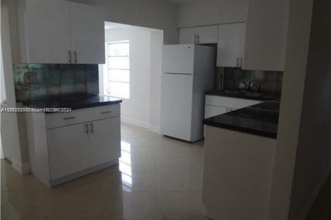 Casa en venta en North Miami, Florida, 2 dormitorios, 136.19 m2 № 1408281 - foto 3