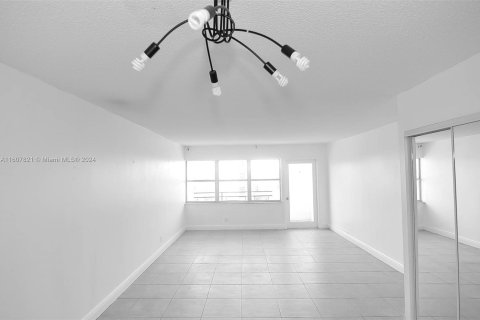 Copropriété à vendre à Hallandale Beach, Floride: 2 chambres, 111.48 m2 № 1408284 - photo 11