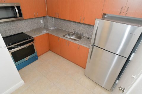 Condo in Hallandale Beach, Florida, 2 bedrooms  № 1408284 - photo 17