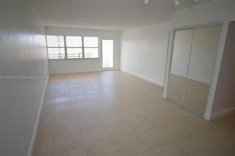 Condo in Hallandale Beach, Florida, 2 bedrooms  № 1408284 - photo 10