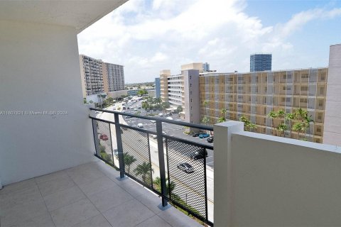 Condo in Hallandale Beach, Florida, 2 bedrooms  № 1408284 - photo 2