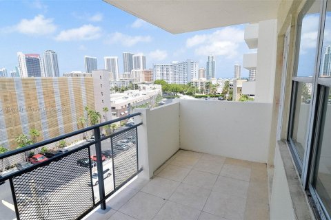 Condo in Hallandale Beach, Florida, 2 bedrooms  № 1408284 - photo 1