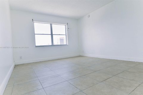 Condo in Hallandale Beach, Florida, 2 bedrooms  № 1408284 - photo 16