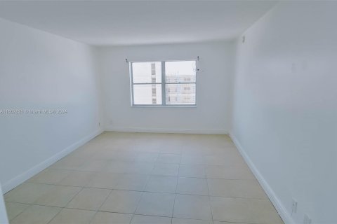 Condo in Hallandale Beach, Florida, 2 bedrooms  № 1408284 - photo 14