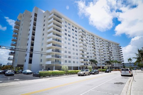 Condo in Hallandale Beach, Florida, 2 bedrooms  № 1408284 - photo 6