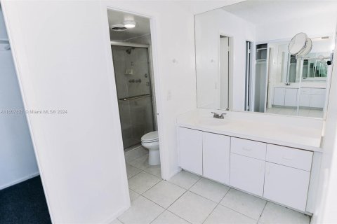 Condo in Hallandale Beach, Florida, 2 bedrooms  № 1408284 - photo 20