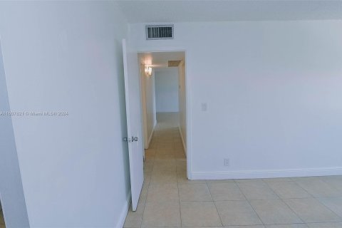 Condo in Hallandale Beach, Florida, 2 bedrooms  № 1408284 - photo 12