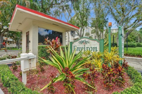 Condo in Lauderhill, Florida, 2 bedrooms  № 981911 - photo 1