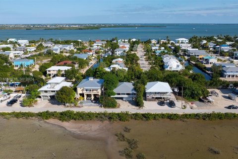 House in Big Pine Key, Florida 2 bedrooms, 98.1 sq.m. № 972093 - photo 1