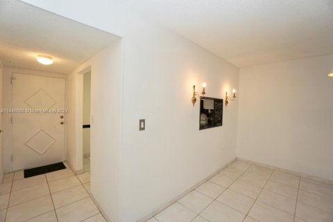 Купить кондоминиум в Норт-Лодердейл, Флорида 2 спальни, 92.9м2, № 704950 - фото 15