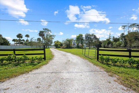 House in Wellington, Florida 6 bedrooms, 316.43 sq.m. № 1103591 - photo 9