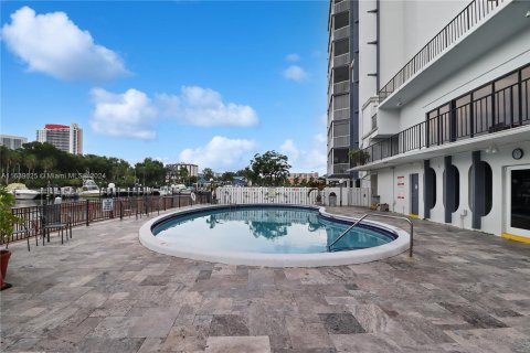 Condo in Hallandale Beach, Florida, 2 bedrooms  № 1315825 - photo 21