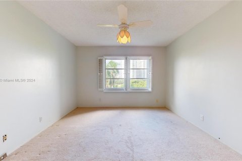 Condo in Hallandale Beach, Florida, 2 bedrooms  № 1315825 - photo 16