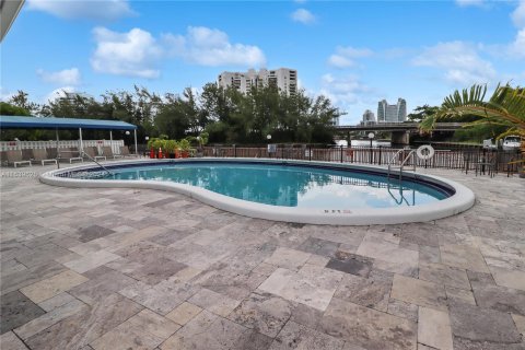 Copropriété à vendre à Hallandale Beach, Floride: 2 chambres, 106.84 m2 № 1315825 - photo 23