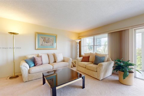 Condo in Hallandale Beach, Florida, 2 bedrooms  № 1315825 - photo 5