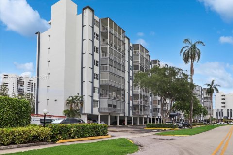 Condo in Hallandale Beach, Florida, 2 bedrooms  № 1315825 - photo 30