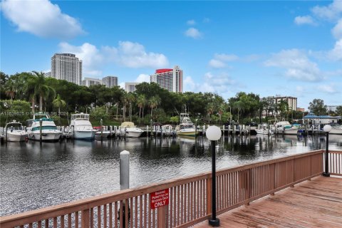 Condo in Hallandale Beach, Florida, 2 bedrooms  № 1315825 - photo 27