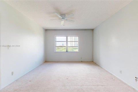 Condo in Hallandale Beach, Florida, 2 bedrooms  № 1315825 - photo 12