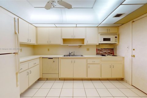 Condo in Hallandale Beach, Florida, 2 bedrooms  № 1315825 - photo 7