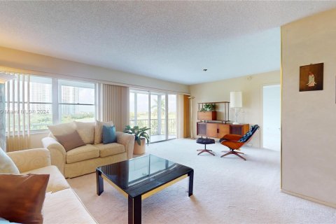 Condo in Hallandale Beach, Florida, 2 bedrooms  № 1315825 - photo 3