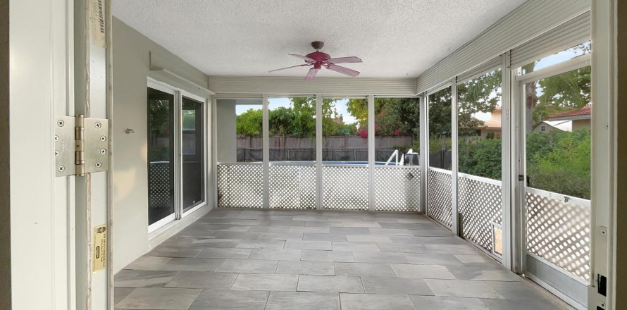 House in Coral Springs, Florida 3 bedrooms, 172.52 sq.m. № 1207813