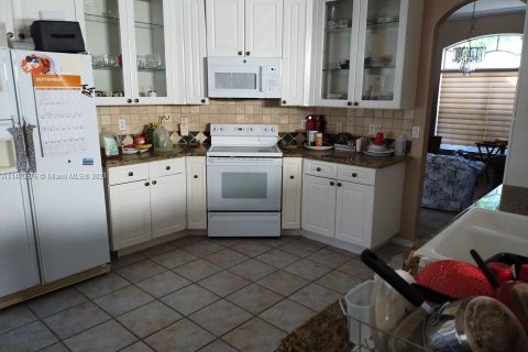 House in Pembroke Pines, Florida 4 bedrooms, 208.94 sq.m. № 822805 - photo 8