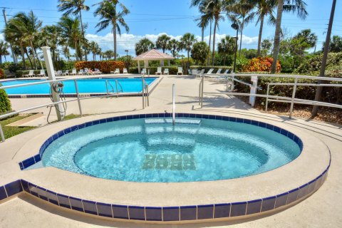 Condo in Hutchinson Island South, Florida, 2 bedrooms  № 1104415 - photo 10