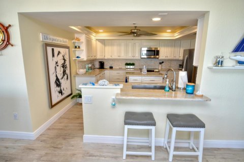 Condo in Hutchinson Island South, Florida, 2 bedrooms  № 1104415 - photo 25