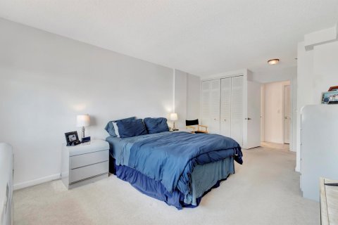 Condo in Highland Beach, Florida, 2 bedrooms  № 1151859 - photo 16