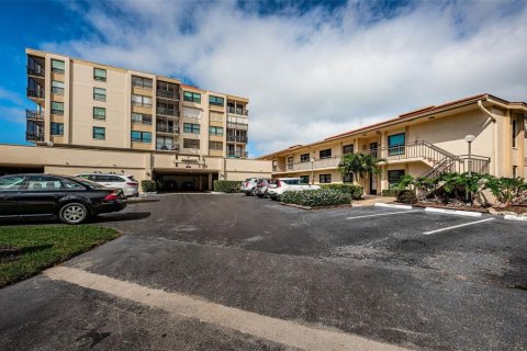 Condo in Saint Petersburg, Florida, 1 bedroom  № 1341912 - photo 1