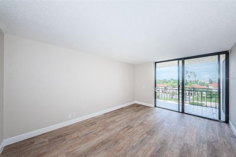 Condo in Saint Petersburg, Florida, 1 bedroom  № 1341912 - photo 9