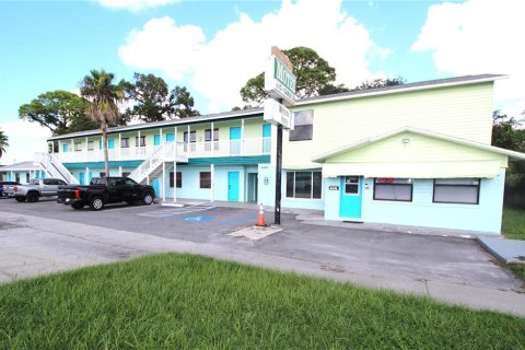 Hotel en venta en New Port Richey, Florida № 1401091 - foto 1