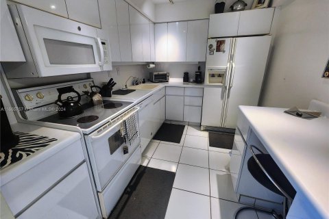 Condo in Aventura, Florida, 2 bedrooms  № 1381662 - photo 18