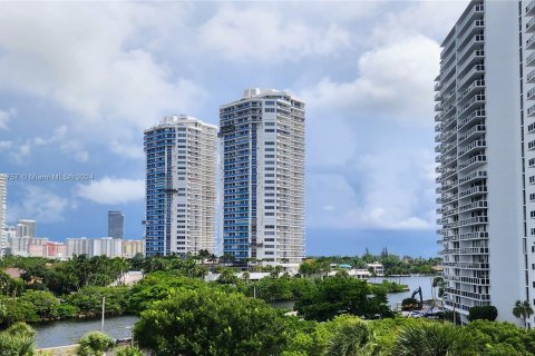 Condo in Aventura, Florida, 2 bedrooms  № 1381662 - photo 9