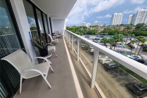 Condo in Aventura, Florida, 2 bedrooms  № 1381662 - photo 15