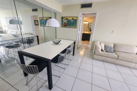 Condo in Aventura, Florida, 2 bedrooms  № 1381662 - photo 17