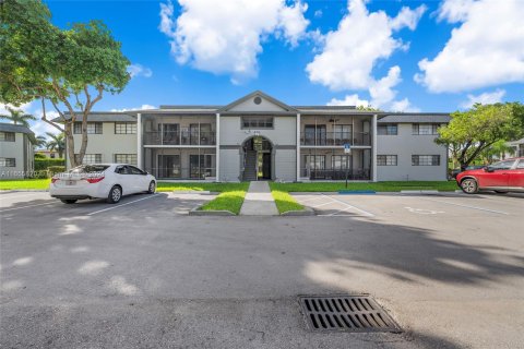 Condo in Miami, Florida, 3 bedrooms  № 1355196 - photo 1