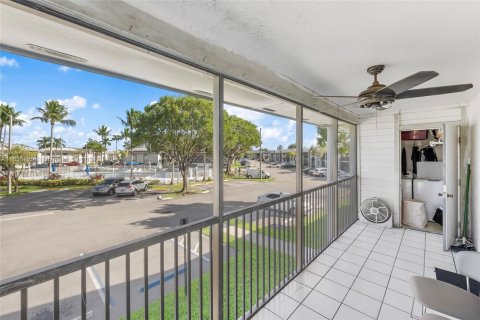 Condo in Miami, Florida, 3 bedrooms  № 1355196 - photo 16