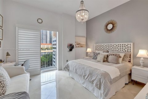 Condo in Miami, Florida, 2 bedrooms  № 1355197 - photo 19