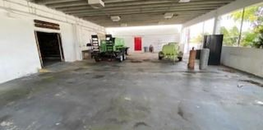 Commercial property in West Park, Florida № 1097823